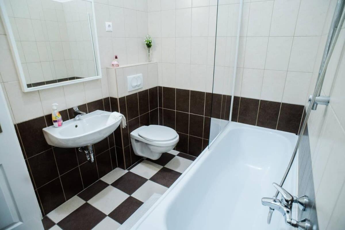 Very Central Spacious Ac Apartment Budapest Kültér fotó